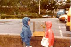 Hong-Kong-waiting-for-school-bus109